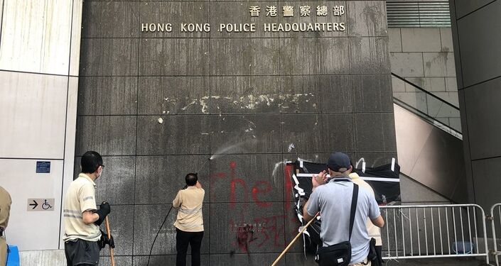 采取极为暴力的方式冲击立法会大楼,肆意损坏立法会设施,严重践踏香港