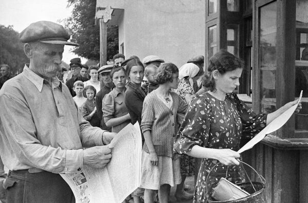 敖德萨市民们在战争期间阅读报纸。 - 俄罗斯卫星通讯社