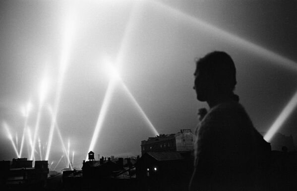 防空部隊的探照燈光束照亮了莫斯科的天空。 莫斯科，1941 年 6 月。 - 俄羅斯衛星通訊社