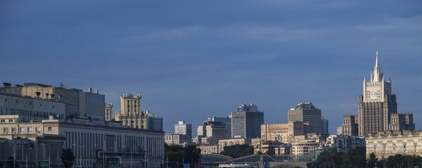 Теплоходы на Москве-реке. На дальнем плане справа - здание МИД (министерство иностранных дел). Теплоходы на Москве-реке. На дальнем плане справа - здание МИД (министерство иностранных дел). - 俄羅斯衛星通訊社