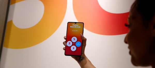 n employee displays a Huawei 5G Smartphone Mate 20X smartphone at a Sunrise telecommunications shop in Opfikon - 俄罗斯卫星通讯社