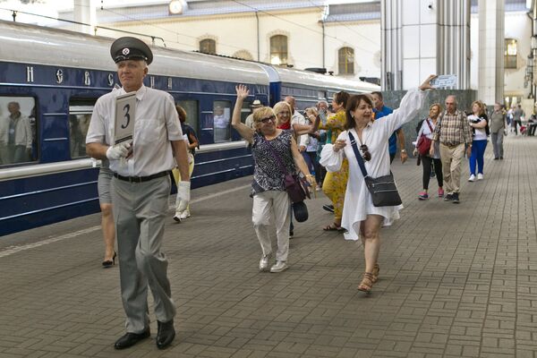 列车将在下列旅游城市停车，以方便乘客游览参观：喀山、叶卡捷琳堡、新西伯利亚、乌兰乌德、乌兰巴托和北京。乘客还会领略贝加尔湖风光 - 俄罗斯卫星通讯社