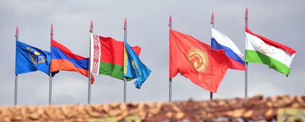 Государственные флаги стран-участниц командно-штабных учений с воинскими контингентами коллективных сил оперативного реагирования Организации договора о коллективной безопасности (ОДКБ) «Взаимодействие-2018» - 俄罗斯卫星通讯社