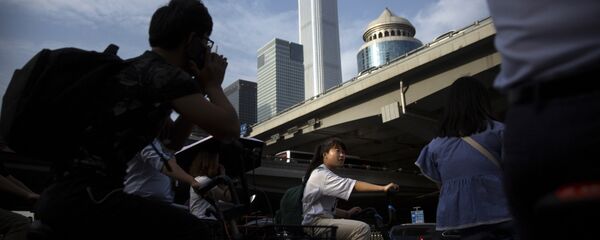 People wait cross the street in a crosswalk in the central business district in Beijing - 俄罗斯卫星通讯社