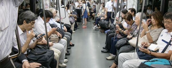 Жители Токио в метро - 俄羅斯衛星通訊社