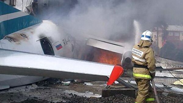 俄一架安-24飞机紧急迫降致2死7伤 - 俄罗斯卫星通讯社