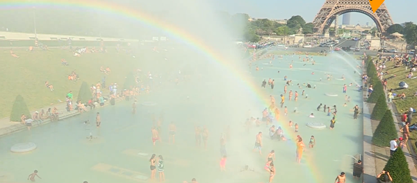 热浪来袭，巴黎市民喷泉池消暑 - 俄罗斯卫星通讯社