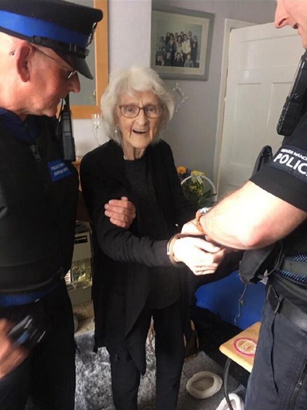 英警方滿足一位93歲老奶奶想被捕的願望 - 俄羅斯衛星通訊社