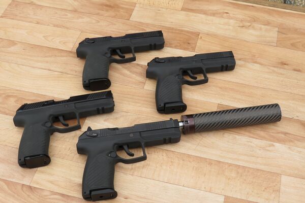 “蟒蛇”手槍全系列 ：上方- 民用版（9x19毫米）；下方 - 軍用版（9x21毫米） - 俄羅斯衛星通訊社