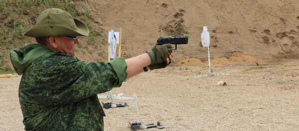 Новейший российский пистолет  опробовал и корреспондент Спутника - 俄罗斯卫星通讯社