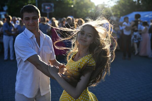 青年人在塞瓦斯托波尔城市舞会上起舞 - 俄罗斯卫星通讯社