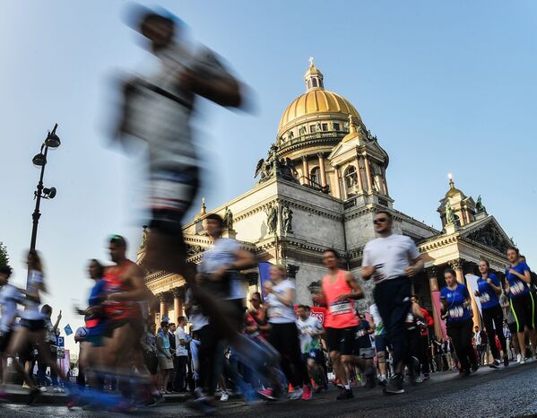 參賽者參加聖彼得堡國際經濟論壇SPIEF跑賽的瞬間 - 俄羅斯衛星通訊社