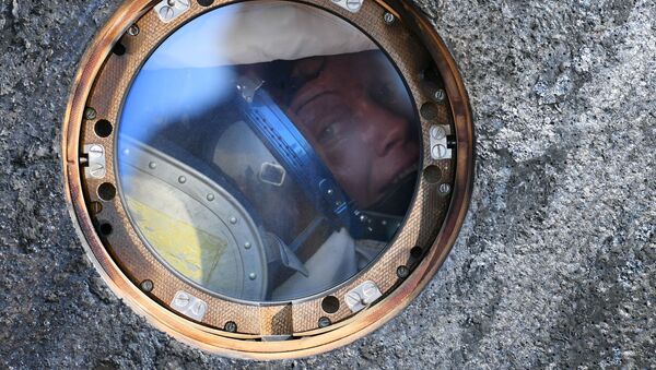 Астронавт НАСА Энн МакКлейн после посадки спускаемого аппарата транспортного пилотируемого корабля Союз МС-11 с международным экипажем длительных экспедиций МКС-58/59 недалеко от города Жезказган в Казахстане - 俄罗斯卫星通讯社