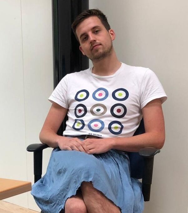 机智男人因禁穿短裤而穿裙子上班而名闻一时 - 俄罗斯卫星通讯社