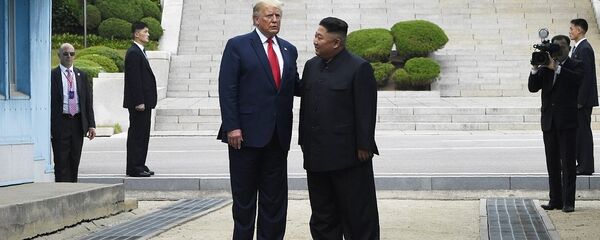 博尔顿认为特朗普在与金正恩会面时想得最多的是拍照姿势 - 俄罗斯卫星通讯社