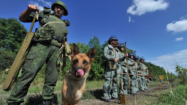 Саперы инженерных войск ВС ЮВО в новых защитных костюмах во время работ по разминированию на минных полях Сунженского района - 俄罗斯卫星通讯社