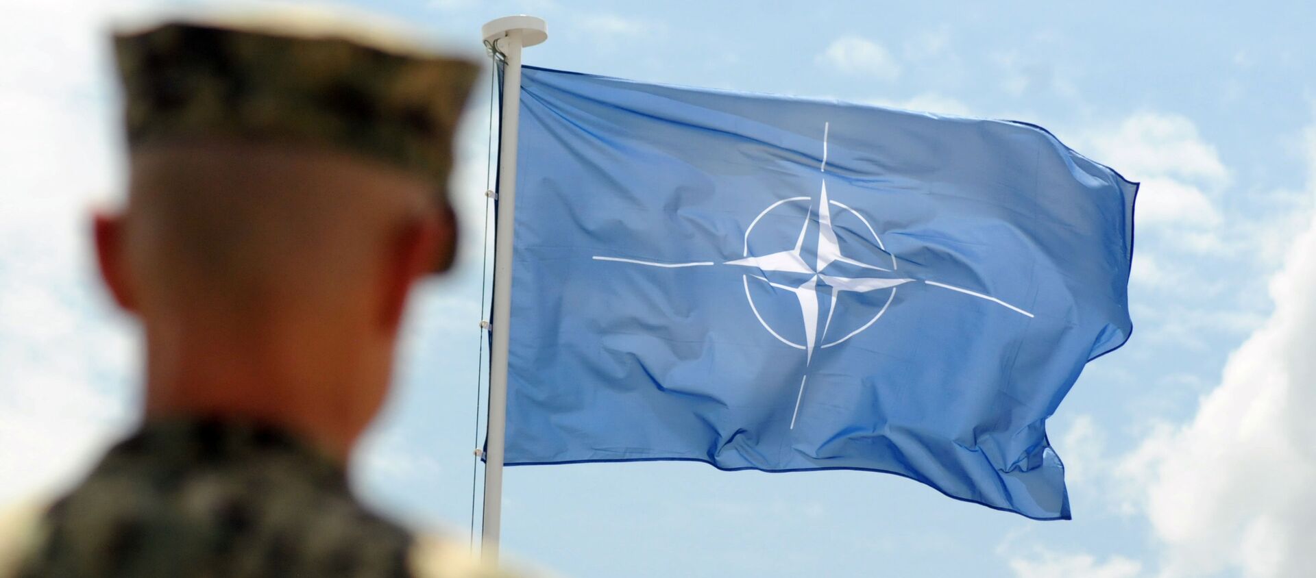 Военнослужащий НАТО на фоне флага НАТО в Косово - 俄罗斯卫星通讯社, 1920, 10.06.2021