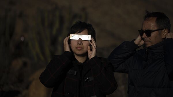 Люди наблюдают за солнечным затмением в Чили - 俄羅斯衛星通訊社