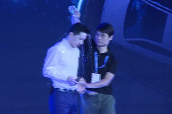 華媒:李彥宏演講被台下觀眾澆水 回應稱不改AI前行決心 華媒:李彥宏演講被台下觀眾澆水 回應稱不改AI前行決心 - 俄羅斯衛星通訊社