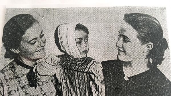 1958年，三岁的孟宪国和提供皮肤的瓦里娅·多罗什金娜（左）、瓦里娅·费拉托娃 - 俄罗斯卫星通讯社