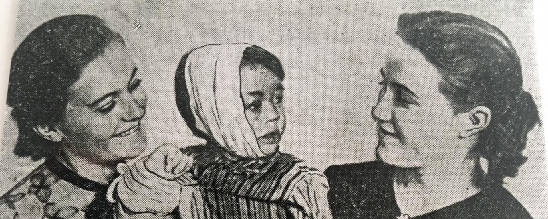 1958年，三岁的孟宪国和提供皮肤的瓦里娅·多罗什金娜（左）、瓦里娅·费拉托娃 - 俄罗斯卫星通讯社, 1920, 06.07.2019