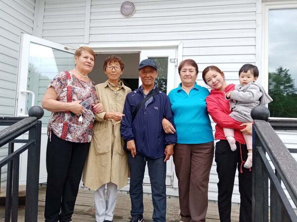 孟宪国一家和瓦里娅·多罗什金娜姊妹们在布拉戈维申斯克 - 俄罗斯卫星通讯社