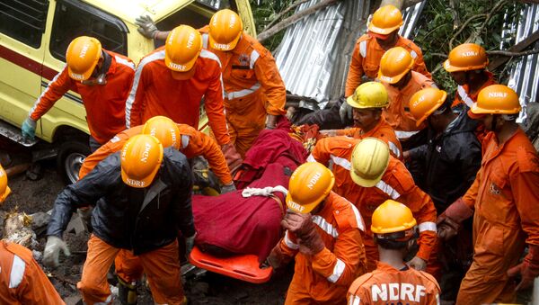 Спасатели переносят тело в Индии  - 俄羅斯衛星通訊社