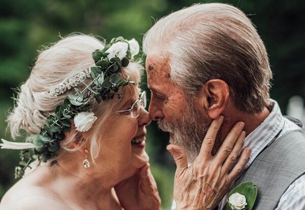 美国摄影师为祖父母拍婚纱照 - 俄罗斯卫星通讯社