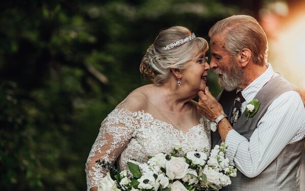 美国摄影师为祖父母拍婚纱照 - 俄罗斯卫星通讯社