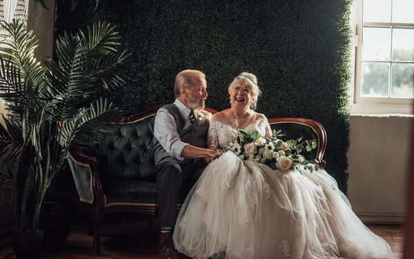美国摄影师为祖父母拍婚纱照 - 俄罗斯卫星通讯社