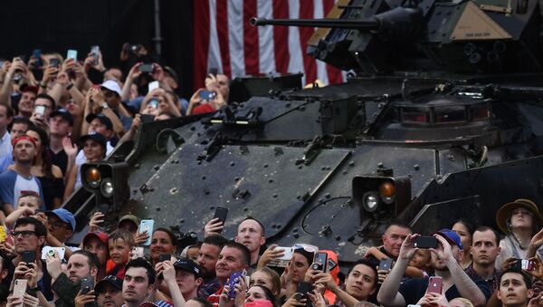 Люди фотографируют происходящее во время празднования Дня независимости в Вашингтоне, США - 俄罗斯卫星通讯社