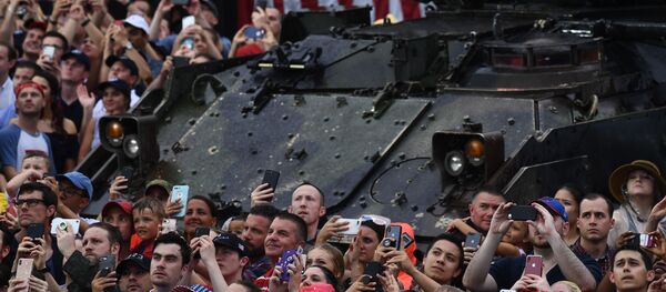 Люди фотографируют происходящее во время празднования Дня независимости в Вашингтоне, США Люди фотографируют происходящее во время празднования Дня независимости в Вашингтоне, США - 俄罗斯卫星通讯社