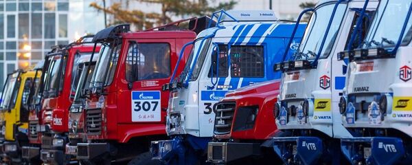 Автомобили участников в закрытом техническом парке во время подготовки к ралли Шелковый путь в Иркутской области. - 俄羅斯衛星通訊社