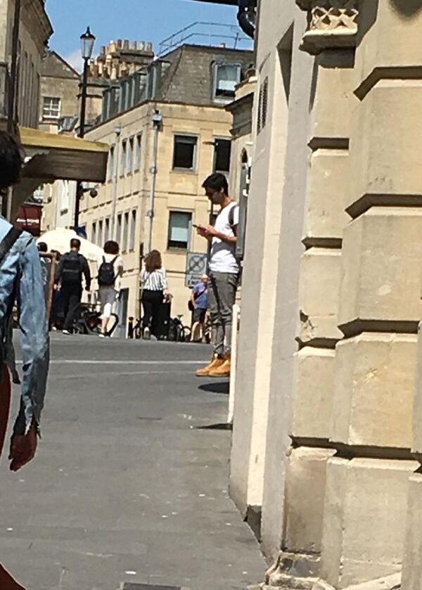 懸浮照引發網友大討論 - 俄羅斯衛星通訊社