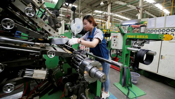 An employee works on the production line of a tyre factory under Tianjin Wanda Tyre Group in Xingtai - 俄羅斯衛星通訊社