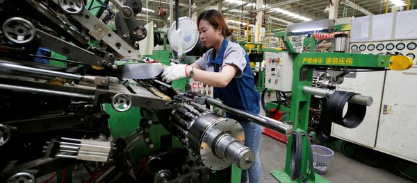 An employee works on the production line of a tyre factory under Tianjin Wanda Tyre Group in Xingtai - 俄罗斯卫星通讯社