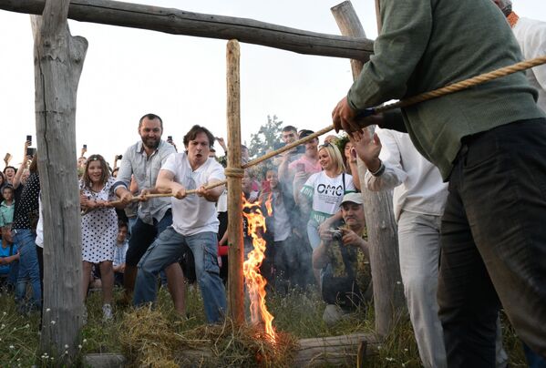 人们在伊凡·库帕拉节上点燃火把 - 俄罗斯卫星通讯社