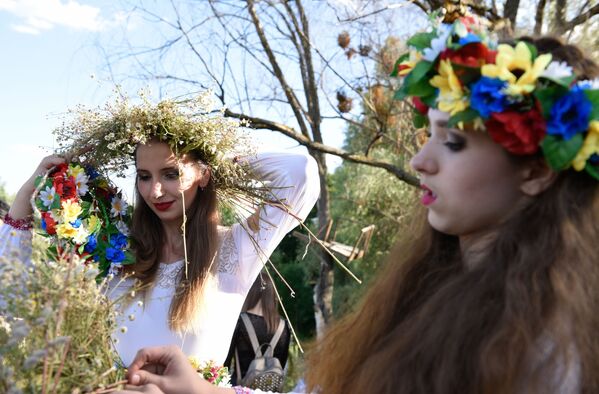 女孩子們在伊凡·庫帕拉節上編花環 - 俄羅斯衛星通訊社
