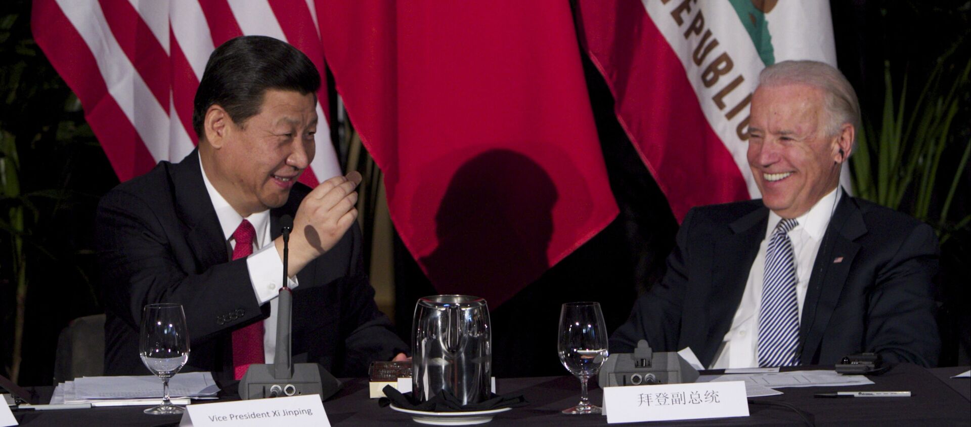 Глава Китая Си Цзиньпин ест шоколад на встрече с вице-президентом США Джо Байденом  - 俄罗斯卫星通讯社, 1920, 07.10.2021