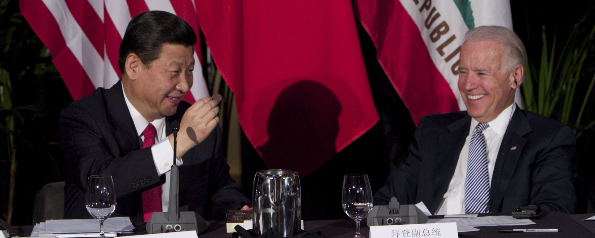 Глава Китая Си Цзиньпин ест шоколад на встрече с вице-президентом США Джо Байденом  - 俄羅斯衛星通訊社, 1920, 07.10.2021