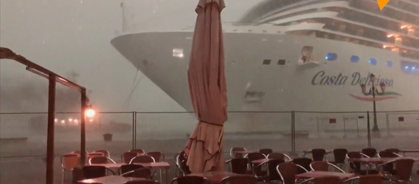 一邮轮威尼斯遇风暴险撞上岸边咖啡馆 - 俄罗斯卫星通讯社