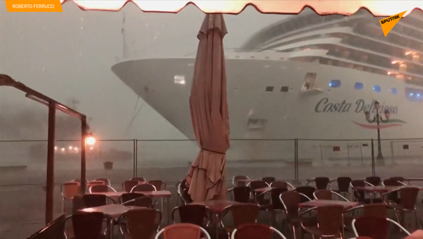 一邮轮威尼斯遇风暴险撞上岸边咖啡馆 - 俄罗斯卫星通讯社