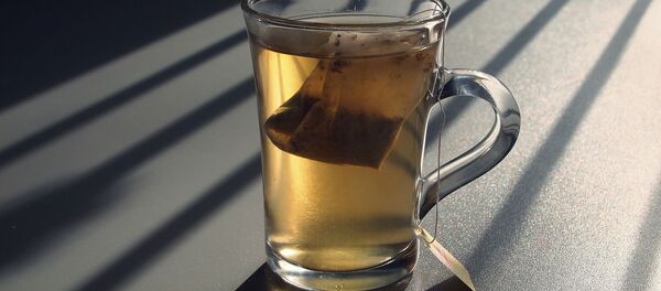 Чайный пакетик в чашке с чаем - 俄罗斯卫星通讯社