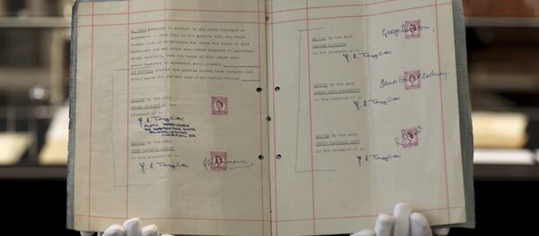 披头士与经纪人的合同原件在伦敦拍出 - 俄罗斯卫星通讯社