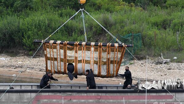 俄專家將“鯨魚監獄”中等待放歸的第二批虎鯨裝車 - 俄羅斯衛星通訊社