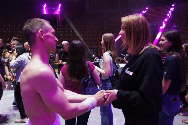 沉浸式演出特点之一是演员与观众互动 沉浸式演出特点之一是演员与观众互动 - 俄罗斯卫星通讯社