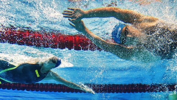 Пловчиха Хоги из Гонконга побила мировой рекорд на дистанции 200 м на ЧМ на короткой воде - 俄罗斯卫星通讯社