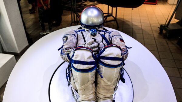 日本太空遊客展示如何自己穿俄羅斯宇航服 - 俄羅斯衛星通訊社