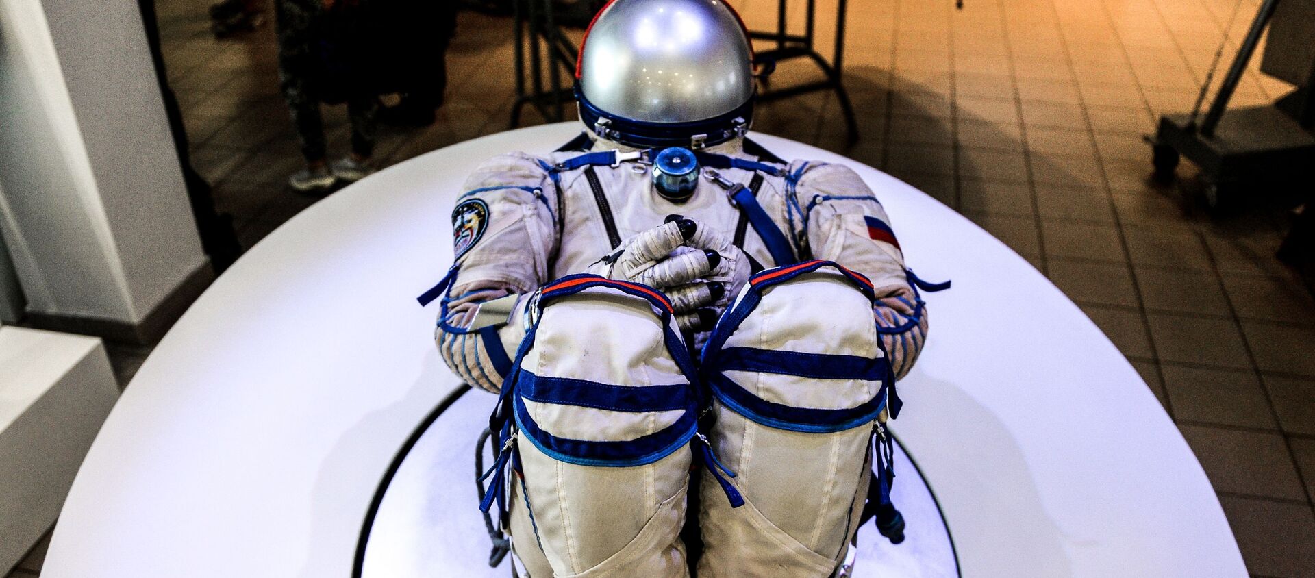 日本太空游客展示如何自己穿俄罗斯宇航服 - 俄罗斯卫星通讯社, 1920, 12.11.2021
