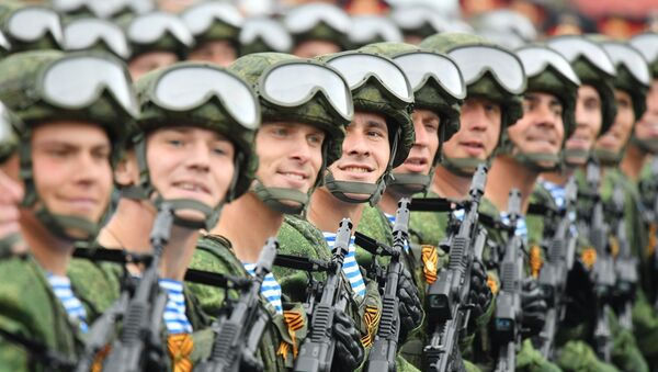 Военнослужащие 331-го гвардейского парашютно-десантного полка на военном параде на Красной площади - 俄罗斯卫星通讯社
